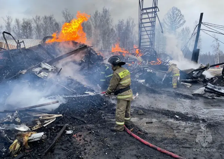 Цех с пиломатериалами горит в Богучанском районе Красноярского края