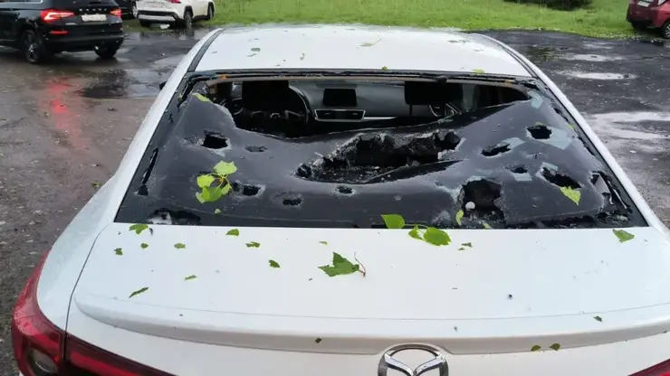 «Никто не заплатит за такое»: в Красноярском крае град повредил автомобили. Кому положена компенсация?