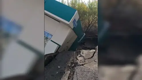 В Красноярске торговый павильон повис над пропастью