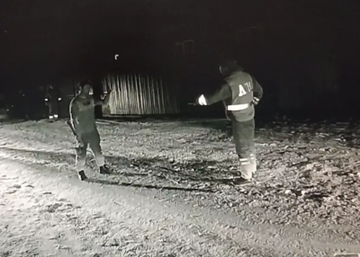 Пьяный житель Бурятии с топором напал на полицейских и повредил их автомобиль