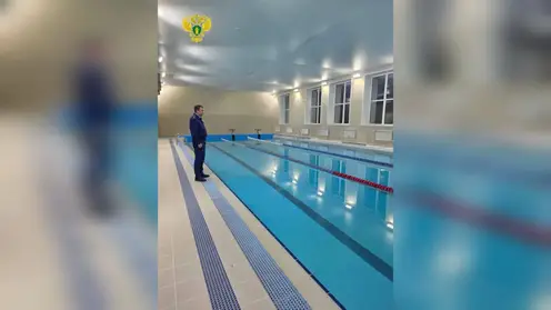 Тринадцать детей отравились хлором в якутском бассейне