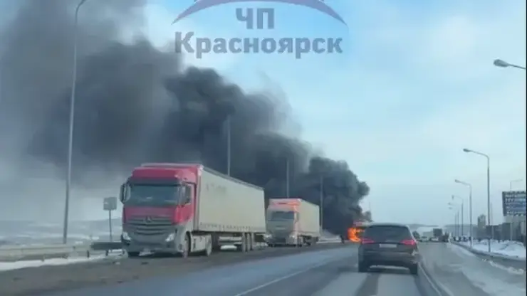 Фура с автомобилями загорелась на трассе под Красноярском