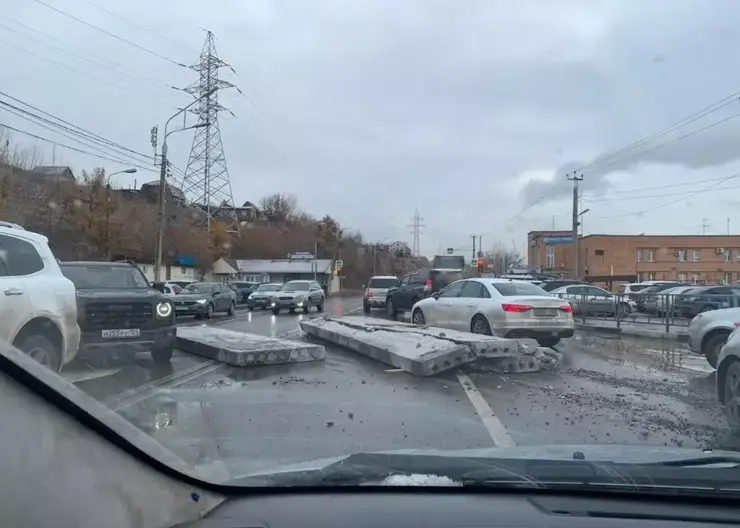 В Красноярске движение на Брянской парализовали, выпавшие на дорогу бетонные плиты