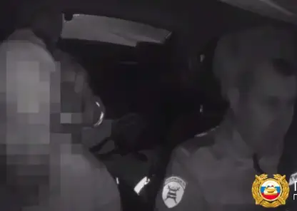 «Пожалуйста - давайте что-нибудь другое в этот пакет»: наркокурьер расплакался при задержании в Красноярске