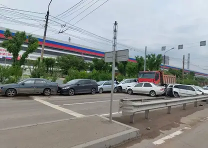 Авария с участием 9-ти легковушек и большегруза произошла на улице Пограничников в Красноярске