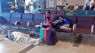 Застрявшие в красноярском аэропорту пассажиры рейса Air India не могут купить себе еду
