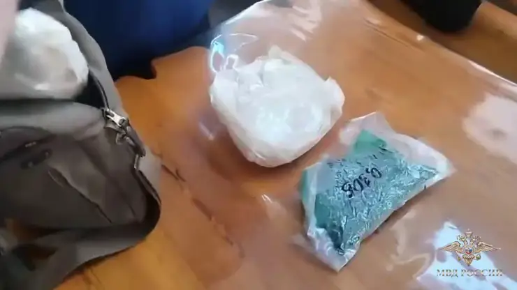 Мужчина за 500 долларов доставлял крупные партии наркотиков из Алтая и Новосибирска в Красноярск