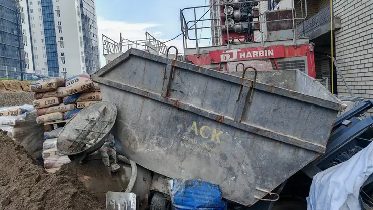 Рабочий погиб при падении грузовой люльки с 18 этажа в Красноярске