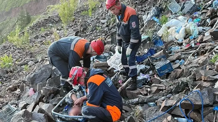 В Красноярске спасатели помогли упавшему с обрыва мужчине