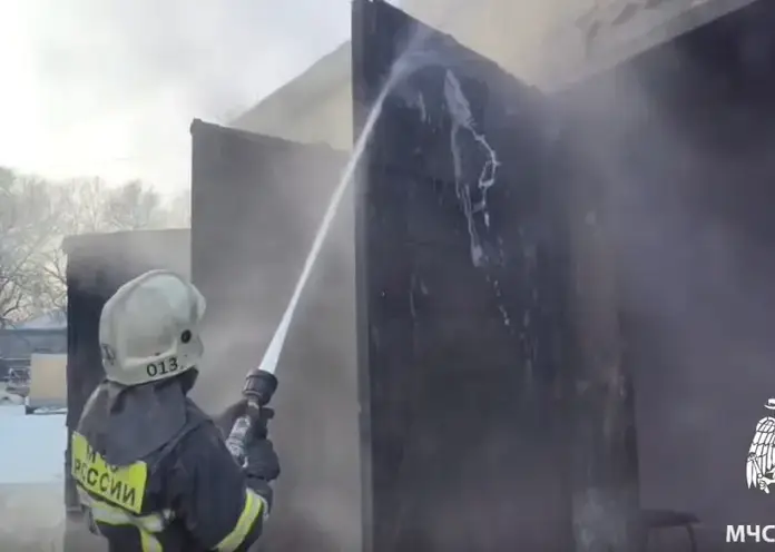 Крупный пожар потушили в гараже Тувинской государственной филармонии в Кызыле