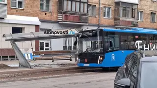 Автобус снёс остановку в Красноярске