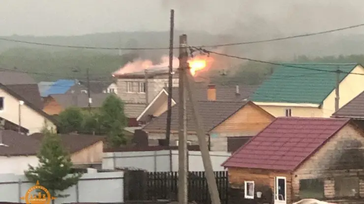 Под Красноярском от удара молнии загорелся дом