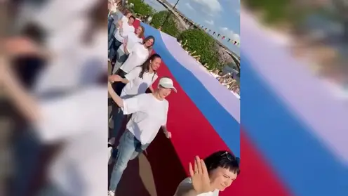 Сотни красноярцев пронесли триколор по Центральной набережной