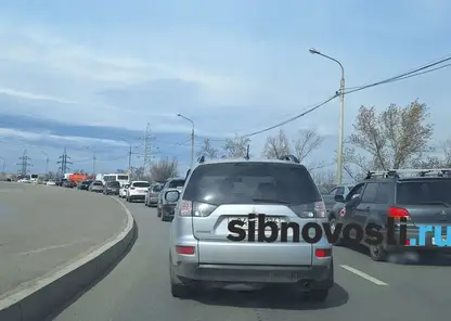 «Пусть ждут в очереди»: Красноярцы снова стоят в пробках к кладбищам и ругаются