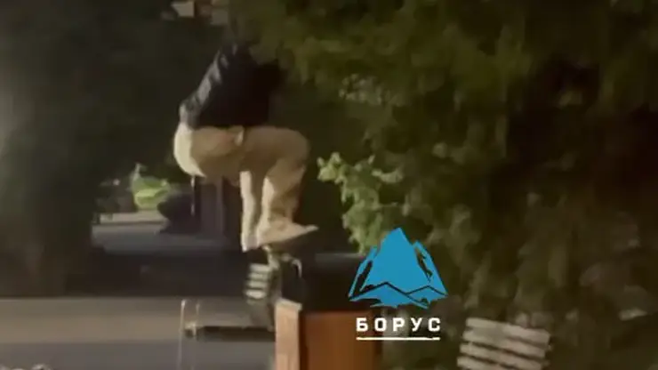 Скейтеры прокатились по новой урне в центре Красноярска и вызвали у местных недовольство