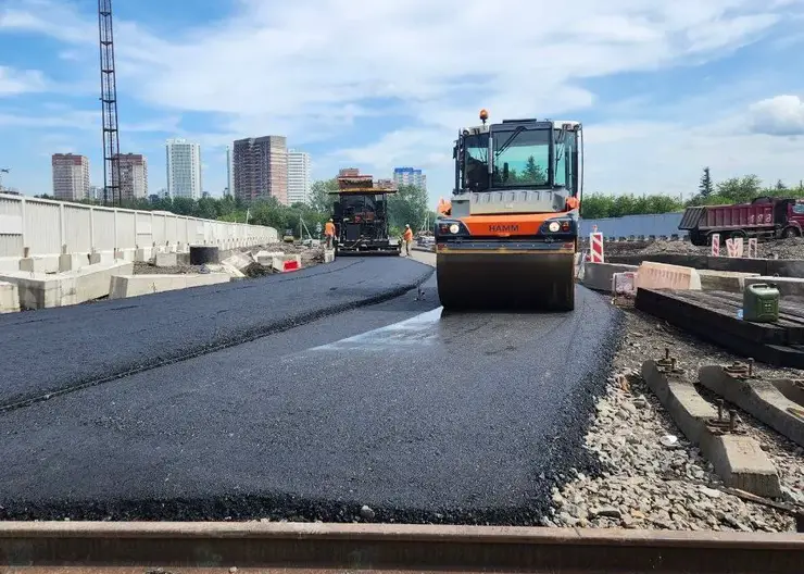 В Красноярске на ж/д переезде в Пашенном начали укладывать асфальт