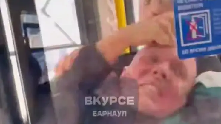 В Барнауле пассажиры жестко избили водителя автобуса, отказавшегося везти их бесплатно