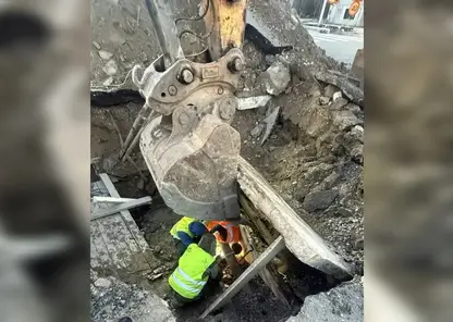 В Красноярске приступили к устранению аварии на водопроводе: начались сварочные работы