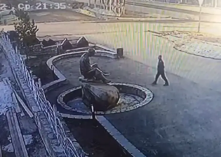 41-летний житель Северо-Енисейского района облил памятник краской