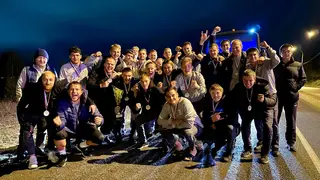 Томский «КВД-2» обыграл «Енисей-М» и взял серебро Третьей Лиги: футболистов наградили прямо на трассе под Ачинском