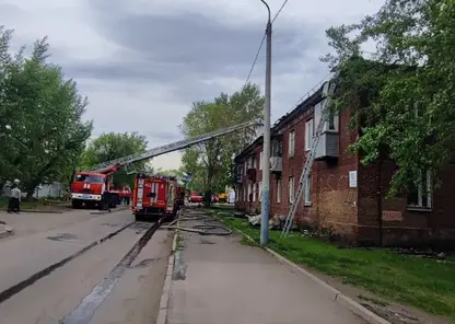 Двухэтажный дом загорелся в Красноярске на улице Паровозной