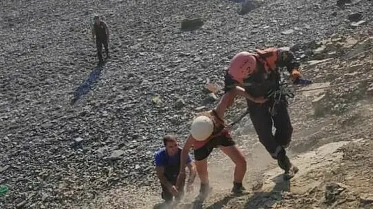 14-летний подросток застрял на склоне насыпной горы в Советском районе Красноярска: ему пришлось помогать спасателям