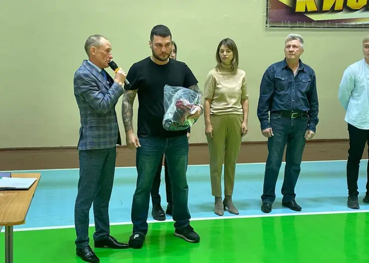 Единороссы проводили на службу двоих призывников городской спортивной школы по видам единоборств