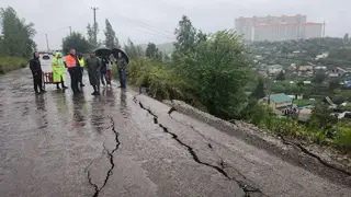 В Красноярске перекрыли улицу Даурскую из-за угрозы обвала дороги В Красноярске перекрыли улицу Даурскую из-за угрозы обвала дороги