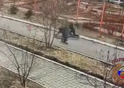 Компания детей на самокатах устроила ДТП прямо в школьном дворе в Красноярске