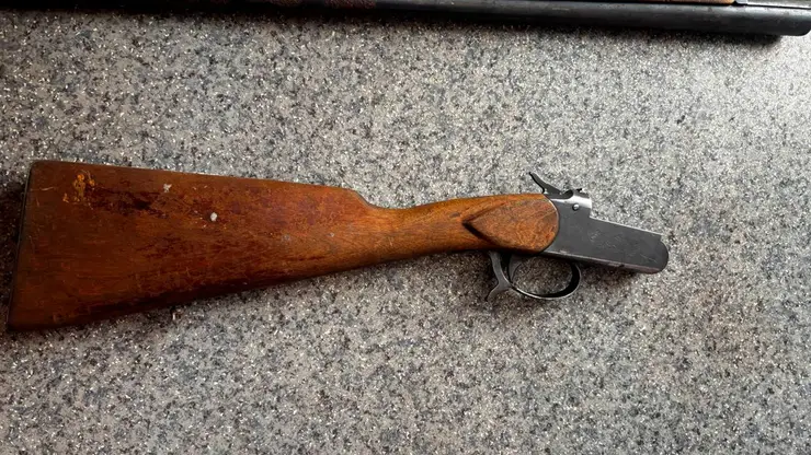 Жительница Кузбасса во время ремонта нашла в стене старый тайник с огнестрелом