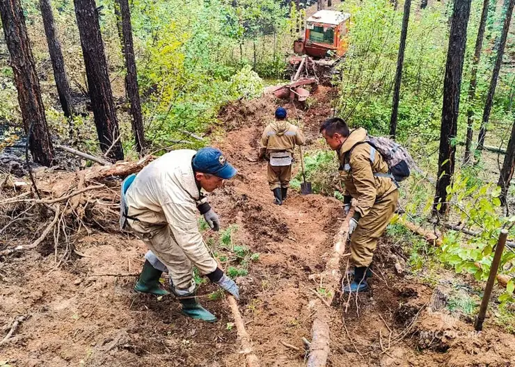 На территории Якутии действует 13 природных пожаров