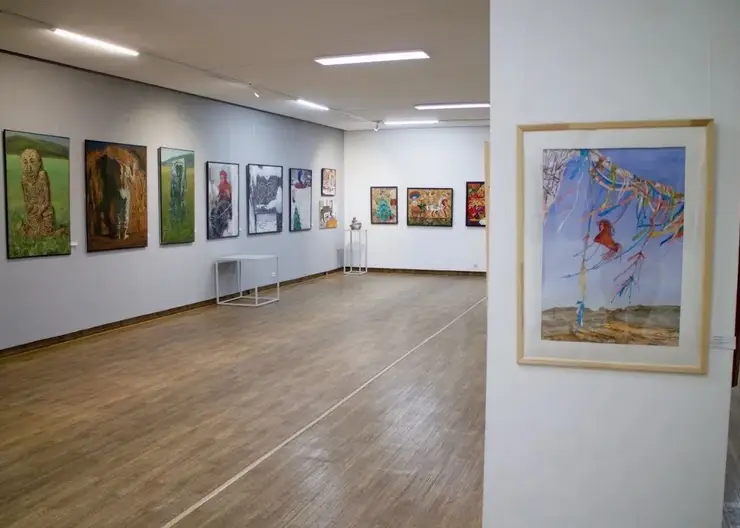 Выставка картин по проекту «Женщина в искусстве» открылась в Красноярске