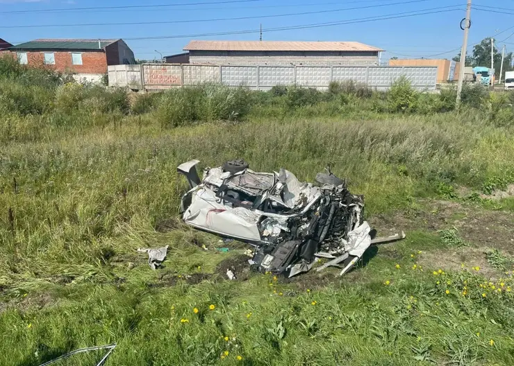 Поезд снес внедорожник, медленно выехавший на ж/д пути в Благовещенске. Водитель машины скончался на месте