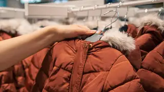 В Красноярском крае покупателю вернут четырехкратную стоимость пуховика