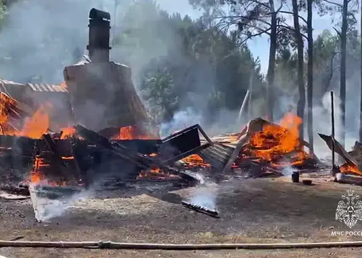 В Красноярском крае мужчина погиб при пожаре на базе отдыха
