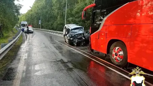 Туристический автобус попал в ДТП на Байкале, один человек погиб