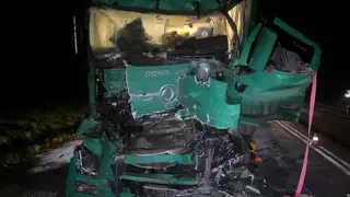 Три грузовика столкнулись на трассе в Красноярском крае. Один из водителей погиб