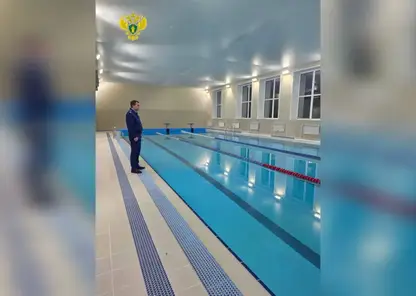 Тринадцать детей отравились хлором в якутском бассейне