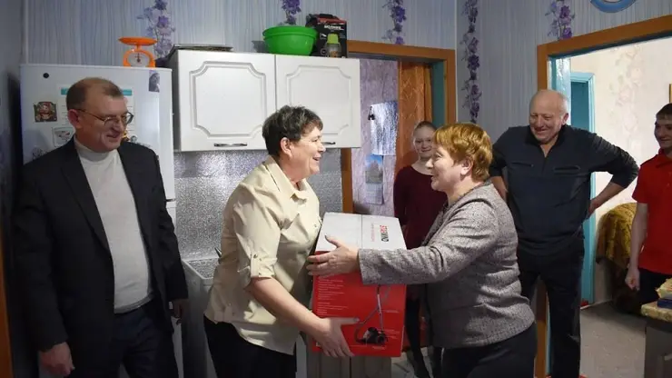 В рамках партийной «Эстафеты добра» Галина Ампилогова подарила пылесос многодетной семье в Назаровском районе