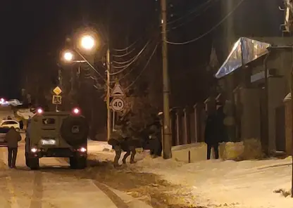 В Красноярске спецназ Росгвардии задержал вооруженного мужчину, забаррикадировавшегося в доме