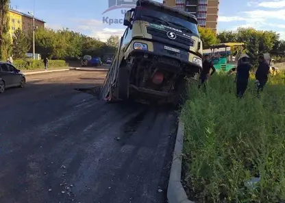 В Красноярске на Калинина грузовик провалился в яму в асфальте