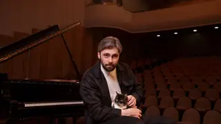 Артисты Красноярской филармонии устроили необычную фотосессию, чтобы помочь бездомным котам обрести семью Артисты Красноярской филармонии устроили необычную фотосессию, чтобы помочь бездомным котам обрести семью