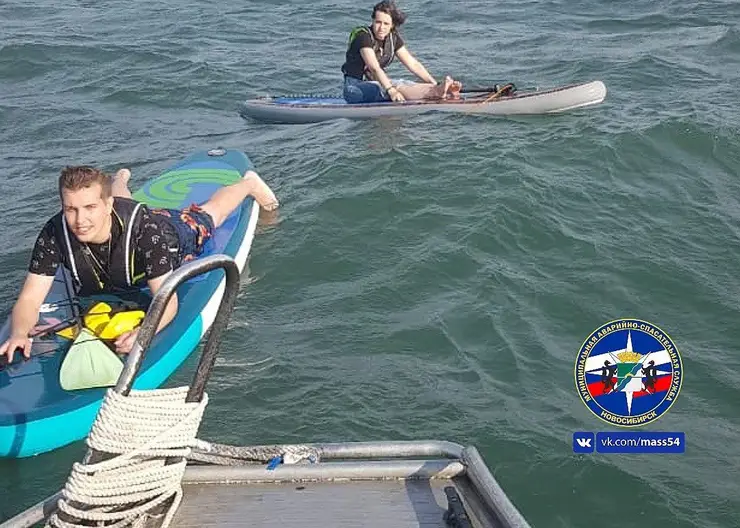 В Новосибирске пятерых спортсменов на SUP-досках унесло в Обское море
