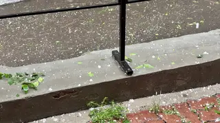 Ураганный ветер, ливень и град с голубиное яйцо обрушились на центр Красноярска