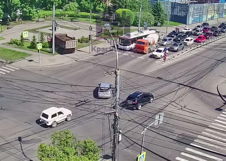 В Красноярске самосвал чуть не снес памятник Годенко