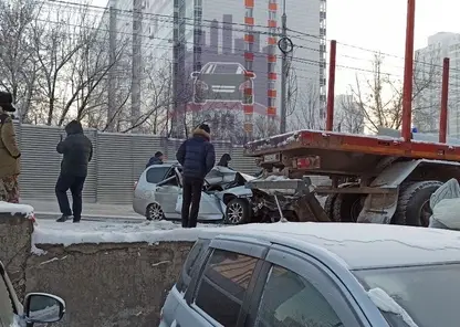 В Красноярске водитель Lada Priora погиб после столкновения с грузовиком на ул. Лесопарковая