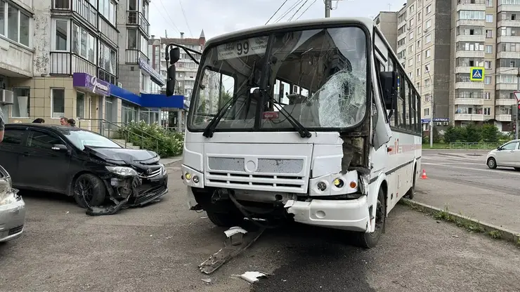 В аварии с автобусом №99 в Красноярске пострадала пассажирка