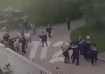 Массовая драка между рабочими из Китая и Узбекистана произошла в Красноярске (видео)