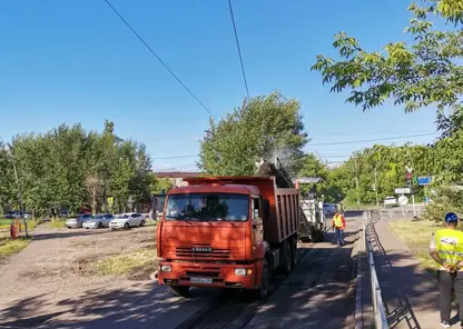 В Красноярске на Энергетиков начался ремонт дороги, рабочие уже снимают старый асфальт