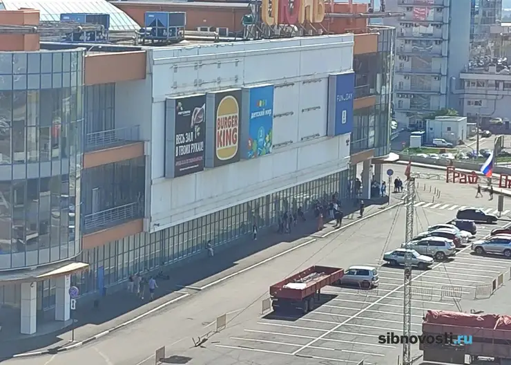 «Людей массово выгнали»: в Красноярске эвакуируют ТРЦ «Июнь»